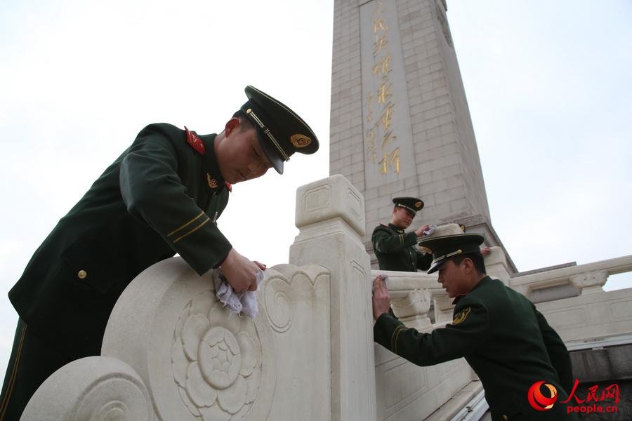 北京迎全國兩會數(shù)百武警洗天安門護(hù)欄