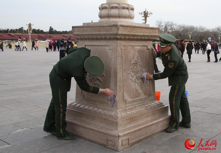 北京迎全國兩會數百武警洗天安門護欄