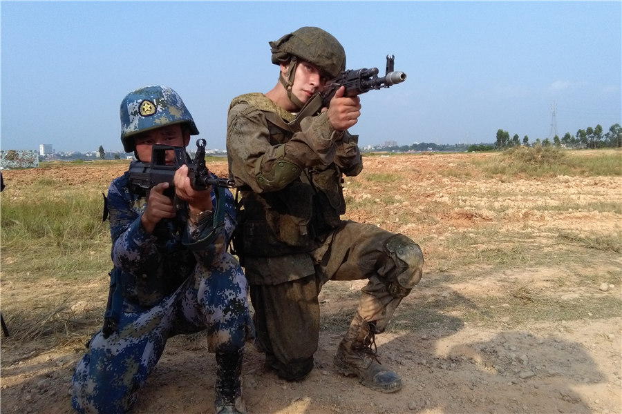 中俄海軍陸戰(zhàn)隊進(jìn)行島礁攻防演練