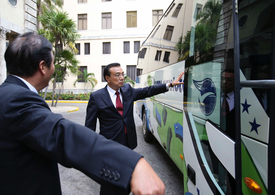 李克強(qiáng)在古巴體驗(yàn)中國(guó)出口的宇通客車