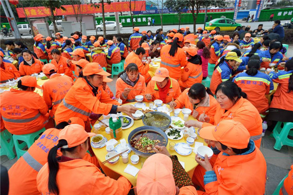 暖心！重慶一餐飲店請(qǐng)526名環(huán)衛(wèi)工吃團(tuán)年飯