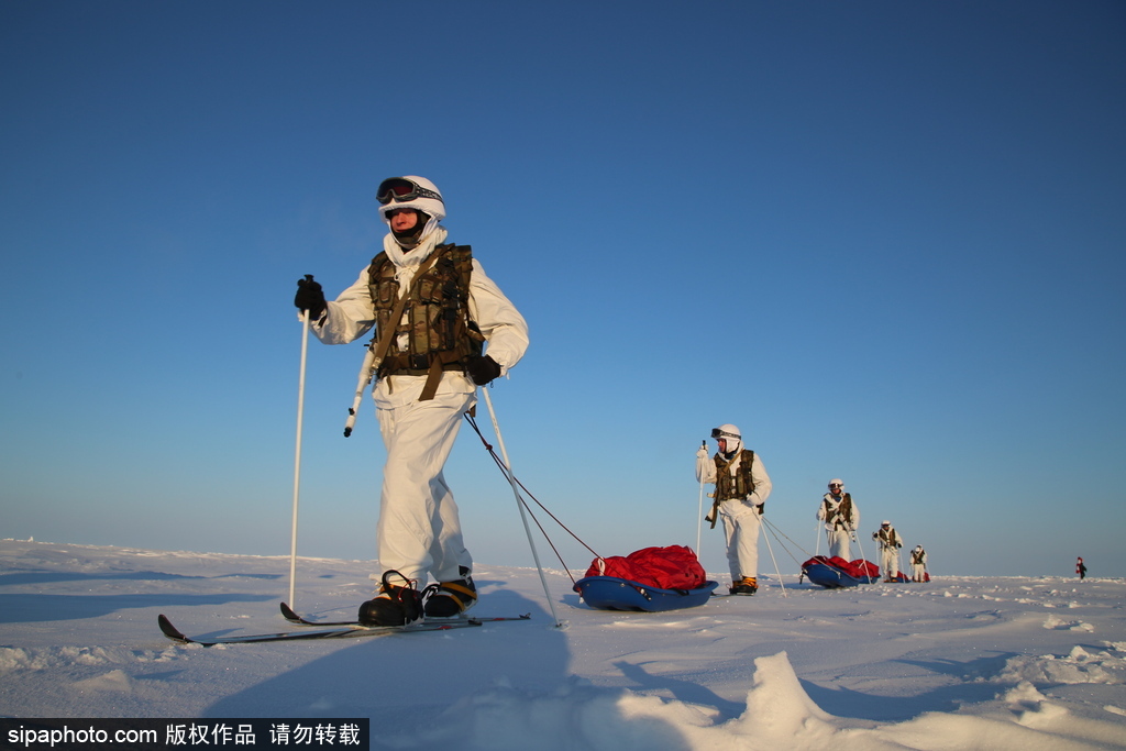 俄探險隊結(jié)束北極探險之旅 科考任務(wù)完成