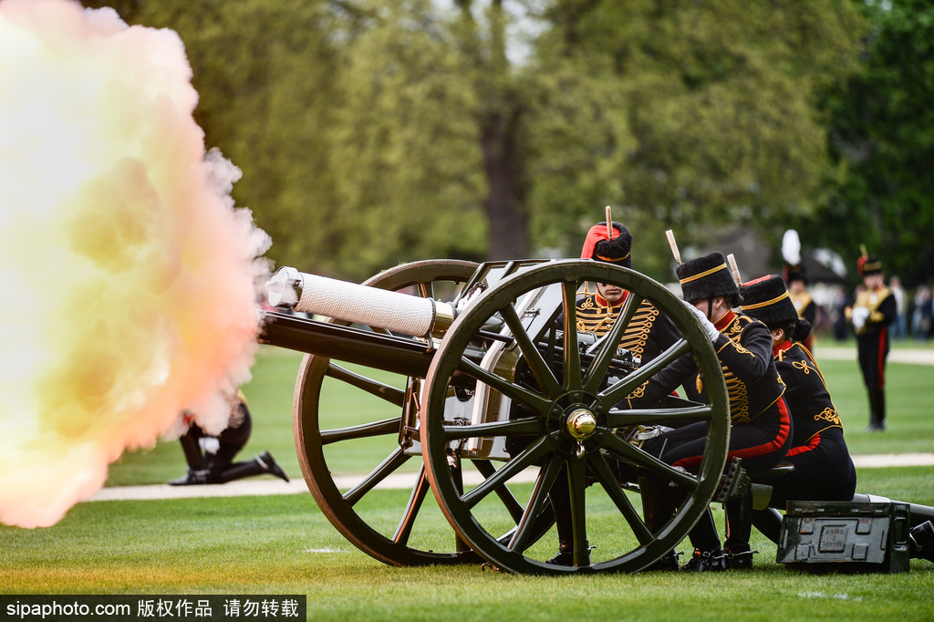 英國皇家炮兵部隊(duì)鳴禮炮41響 慶祝女王91歲生日