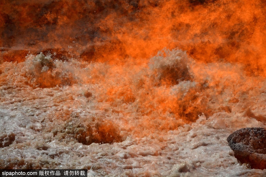 土庫(kù)曼斯坦“地獄之火”奇觀 水火也可相容