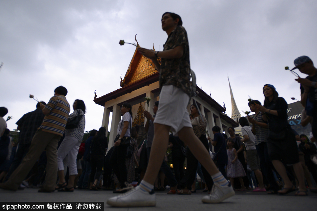 泰國慶祝佛誕節(jié) 民眾前往寺廟排隊祈福施善