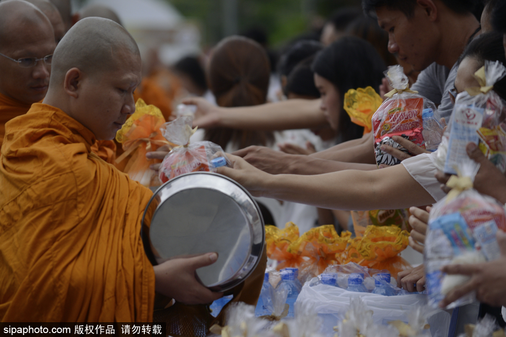 泰國慶祝佛誕節(jié) 民眾前往寺廟排隊祈福施善