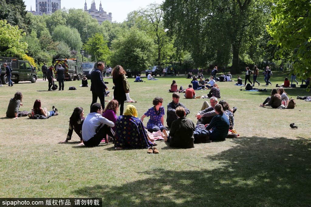 夏初季節(jié) 倫敦民眾扎堆聚集公園草地享受日光浴