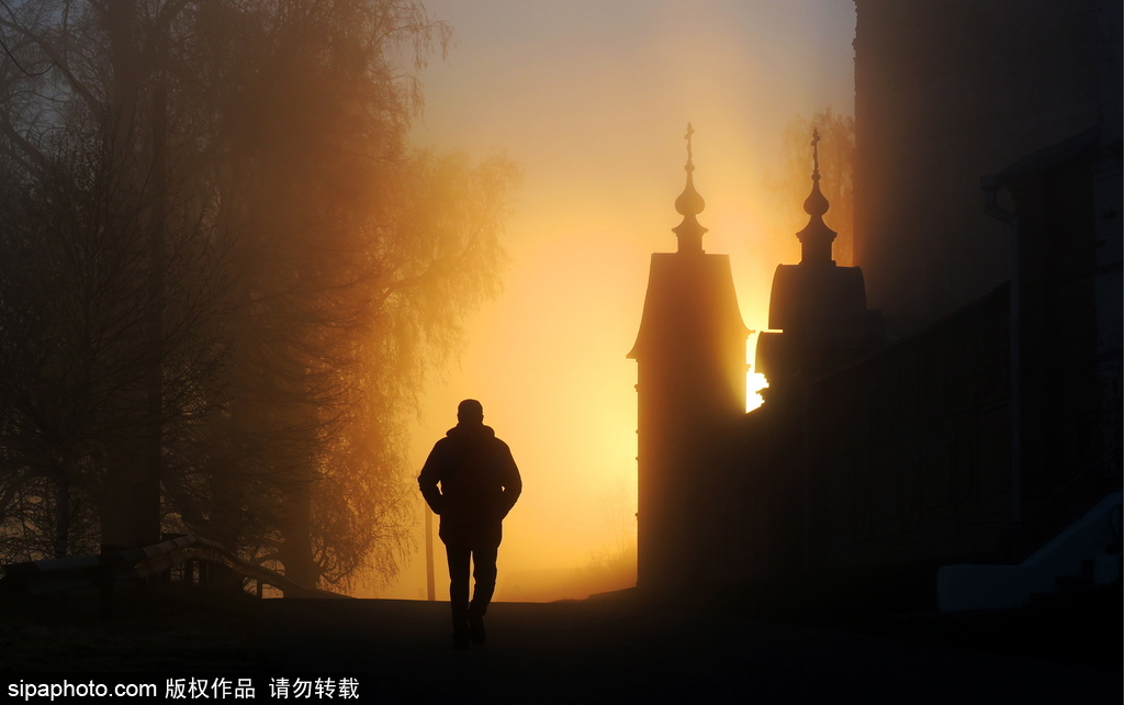 晨光中的俄羅斯伊萬(wàn)諾夫州 大地籠罩朦朧霧靄