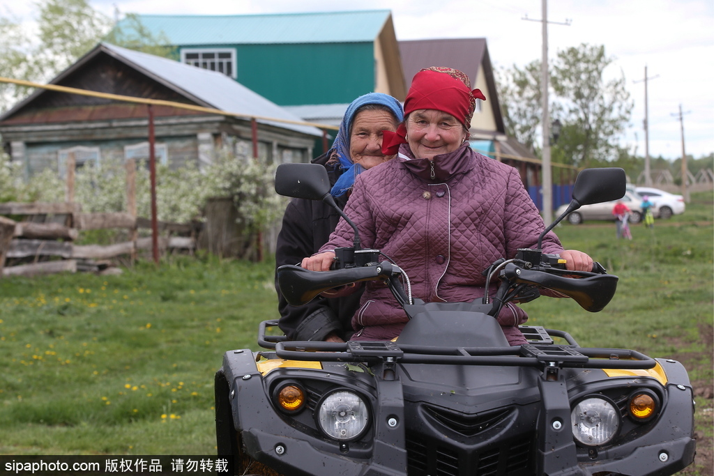 厲害了！俄羅斯老人開全地形車犁地超拉風(fēng)