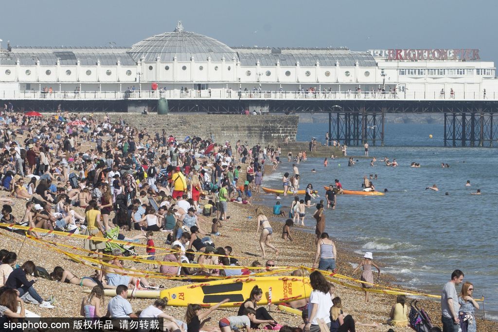 英國布萊頓民眾扎堆海灘 享受夏日時(shí)光