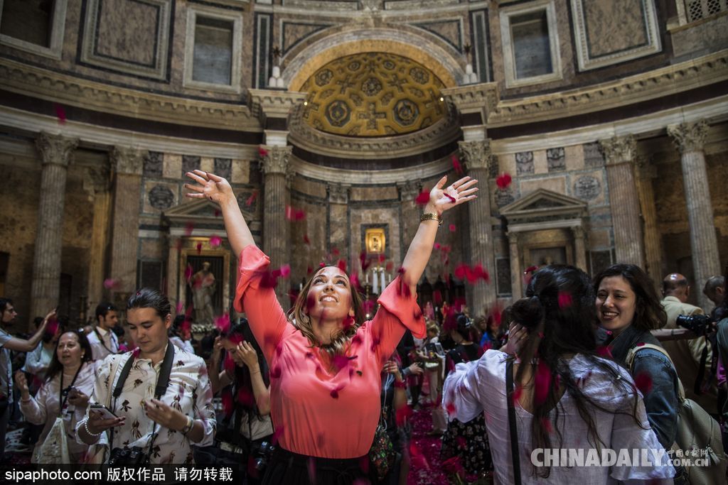 意大利萬神廟五旬節(jié)彌撒 揮灑玫瑰花瓣浪漫絕美