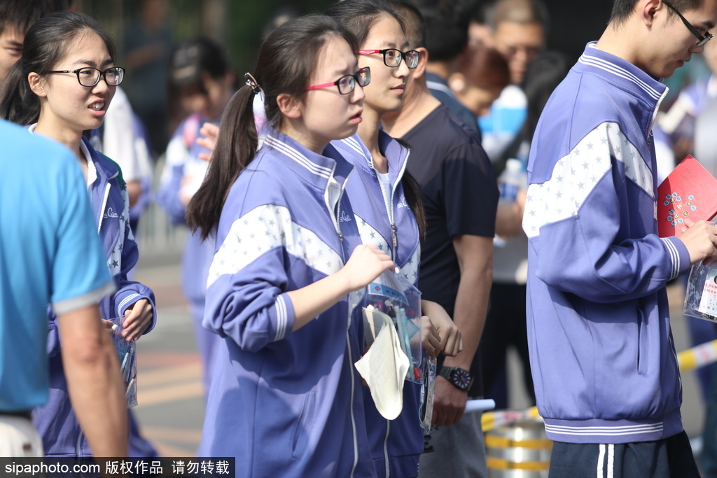 高考第一天 實拍北京考點外準(zhǔn)備考試的學(xué)生