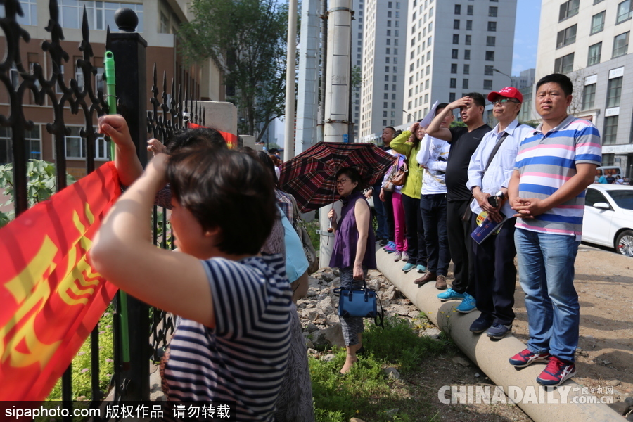 可憐天下父母心 沈陽(yáng)考場(chǎng)外家長(zhǎng)頂烈日踩廢棄電線桿翹首以盼