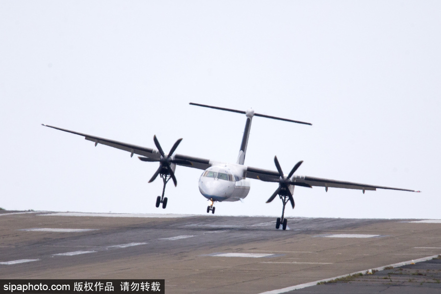 英國(guó)利茲遭遇大風(fēng) 飛機(jī)在狂風(fēng)中“左搖右擺”艱難降落