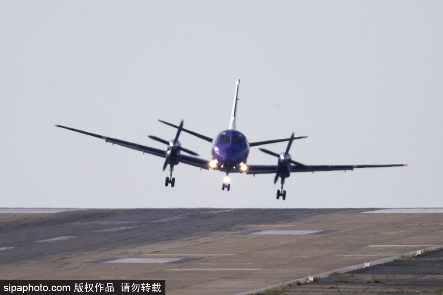 英國利茲遭遇大風 飛機在狂風中“左搖右擺”艱難降落