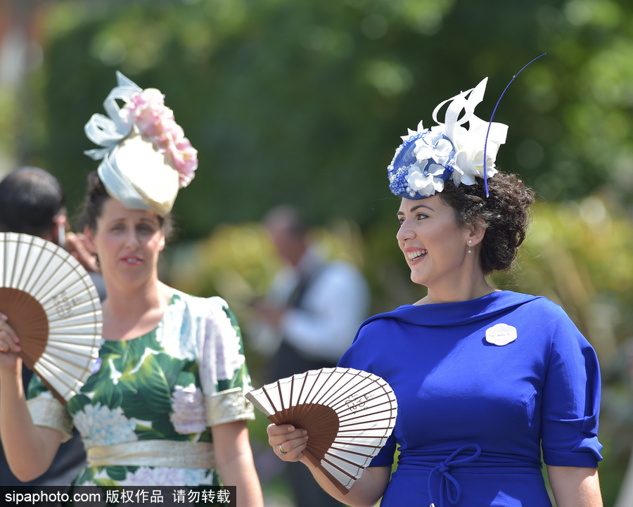 英國(guó)皇家賽馬會(huì)次日集錦 如花美帽吸引眼球