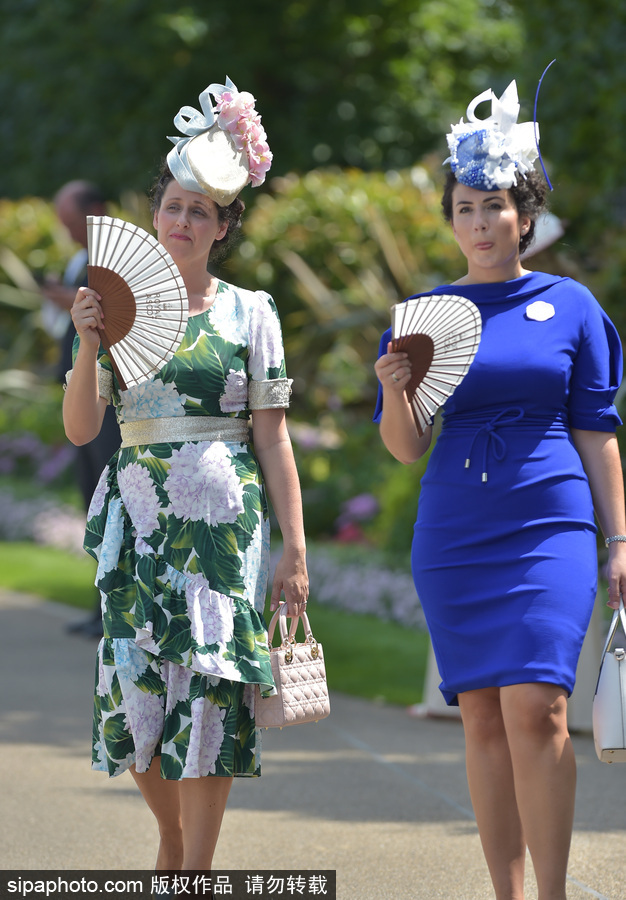 英國(guó)皇家賽馬會(huì)次日集錦 如花美帽吸引眼球