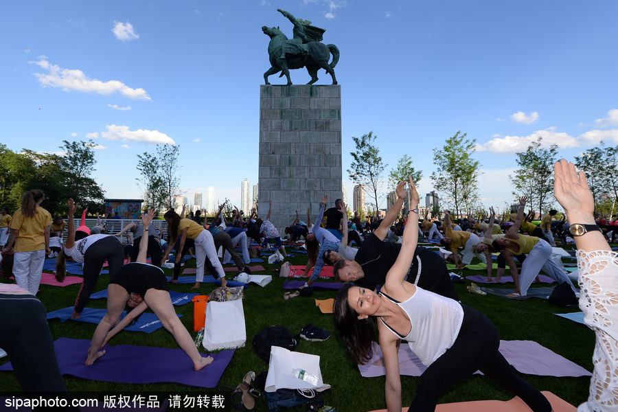 聯(lián)合國總部慶祝“國際瑜伽日” 聚集千名愛好者參加瑜伽課程