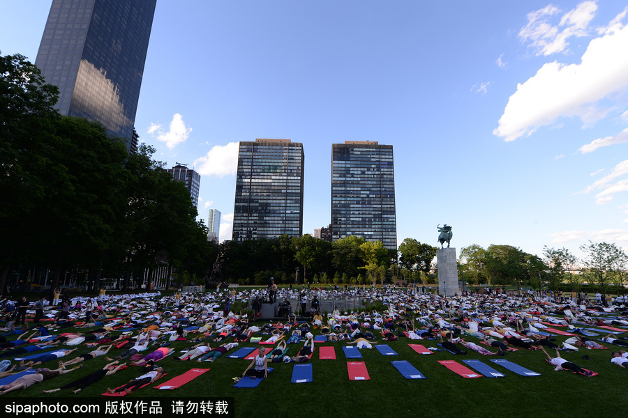 聯(lián)合國總部慶祝“國際瑜伽日” 聚集千名愛好者參加瑜伽課程