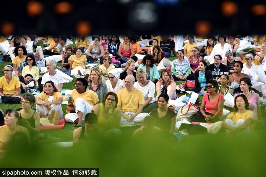 聯(lián)合國總部慶祝“國際瑜伽日” 聚集千名愛好者參加瑜伽課程