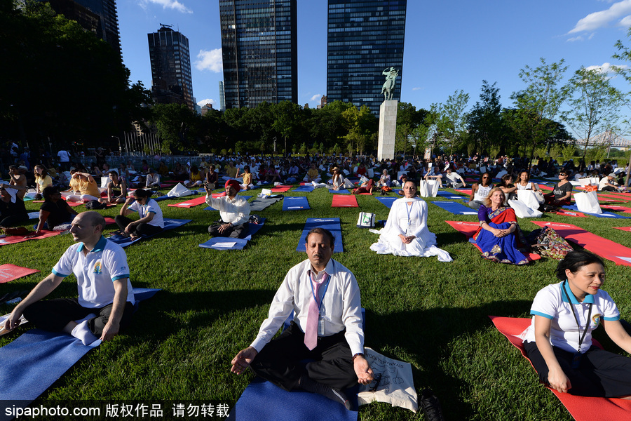 聯(lián)合國總部慶祝“國際瑜伽日” 聚集千名愛好者參加瑜伽課程