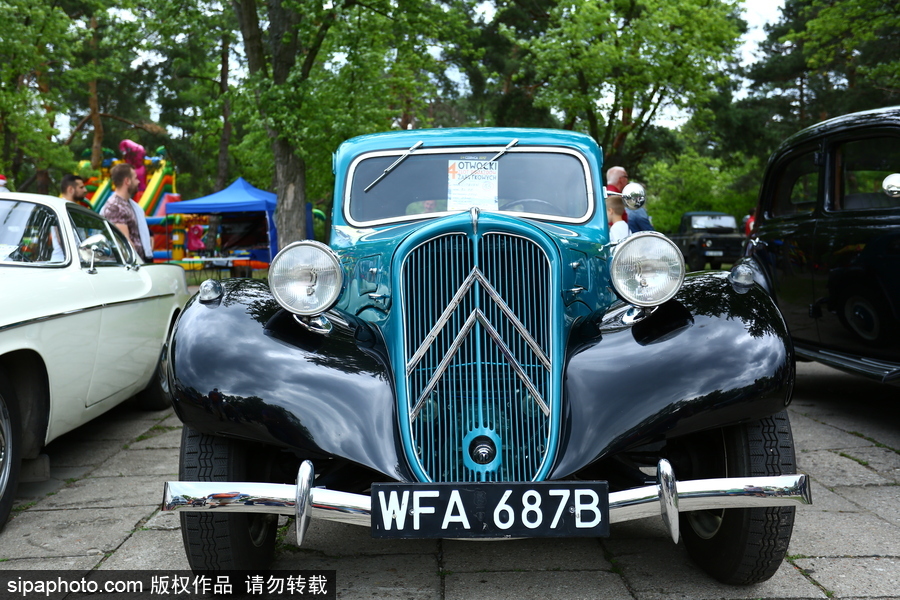 波蘭舉行復(fù)古車展 細數(shù)經(jīng)典老爺車停留的歲月