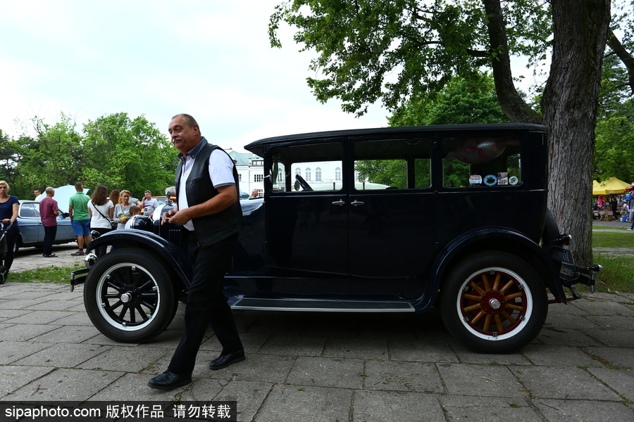 波蘭舉行復(fù)古車展 細(xì)數(shù)經(jīng)典老爺車停留的歲月