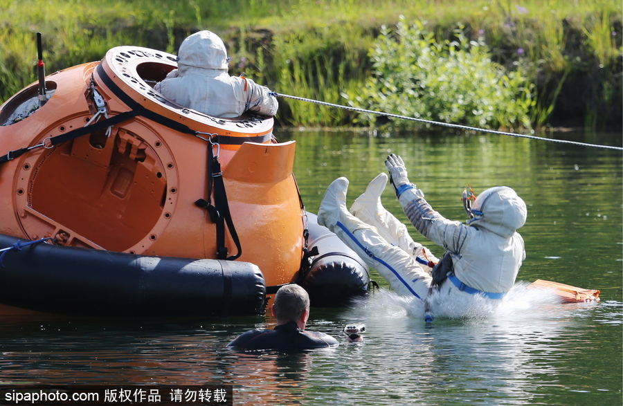 探訪國際空間站宇航員訓(xùn)練 美俄加三國宇航員參加起飛前培訓(xùn)