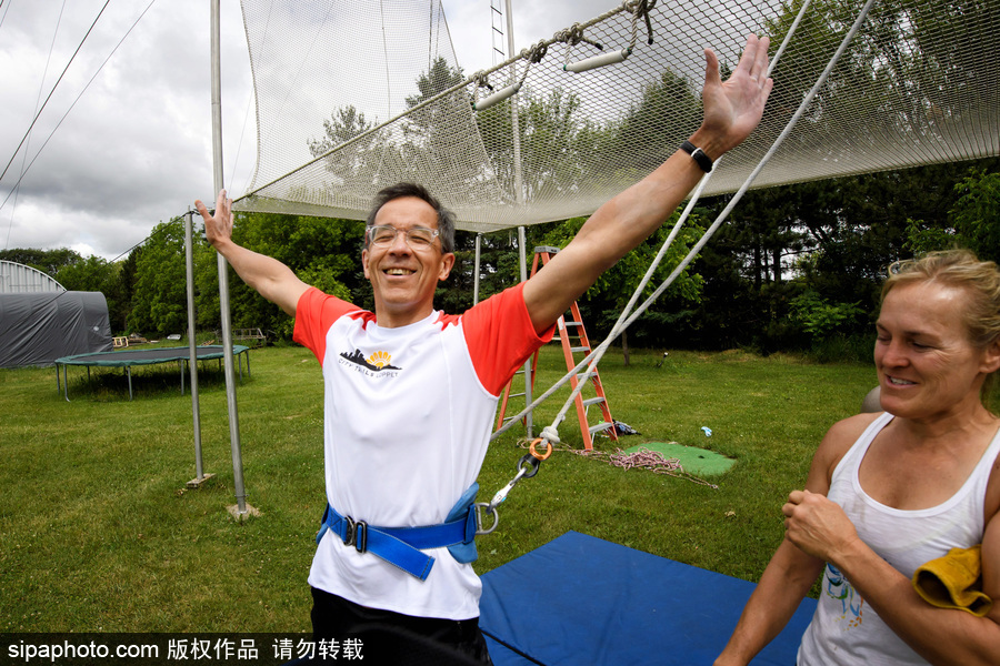 想成為空中飛人嗎？美國圣克羅伊島開設(shè)高空秋千訓(xùn)練營