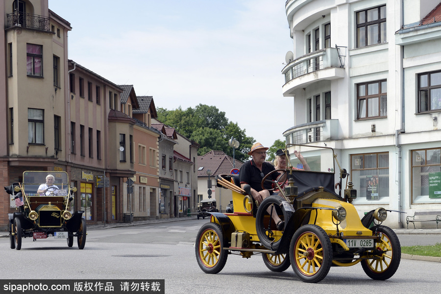 捷克舉行古董車游行 民眾身著復(fù)古服裝穿行街道