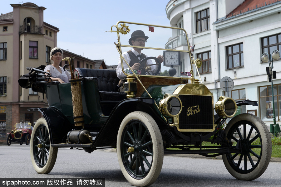 捷克舉行古董車游行 民眾身著復古服裝穿行街道