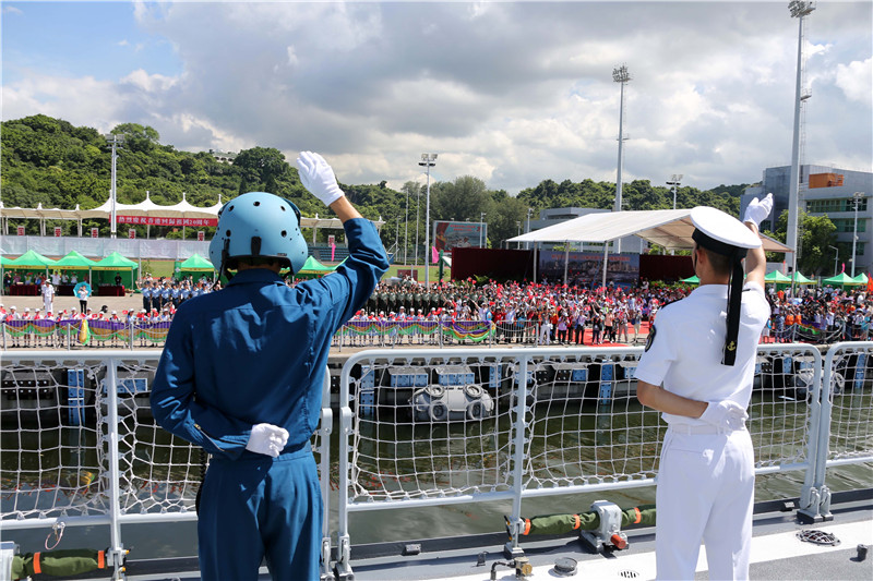 海軍遼寧艦編隊(duì)離開香港 香港特區(qū)政府舉行隆重歡送儀式