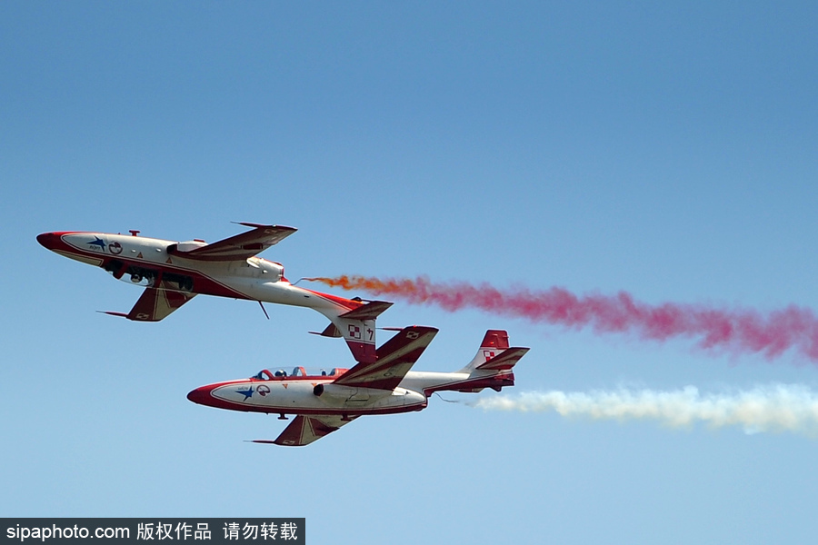 直擊捷克空軍飛行隊精彩飛行表演 整齊劃一翱翔藍(lán)天場面壯觀