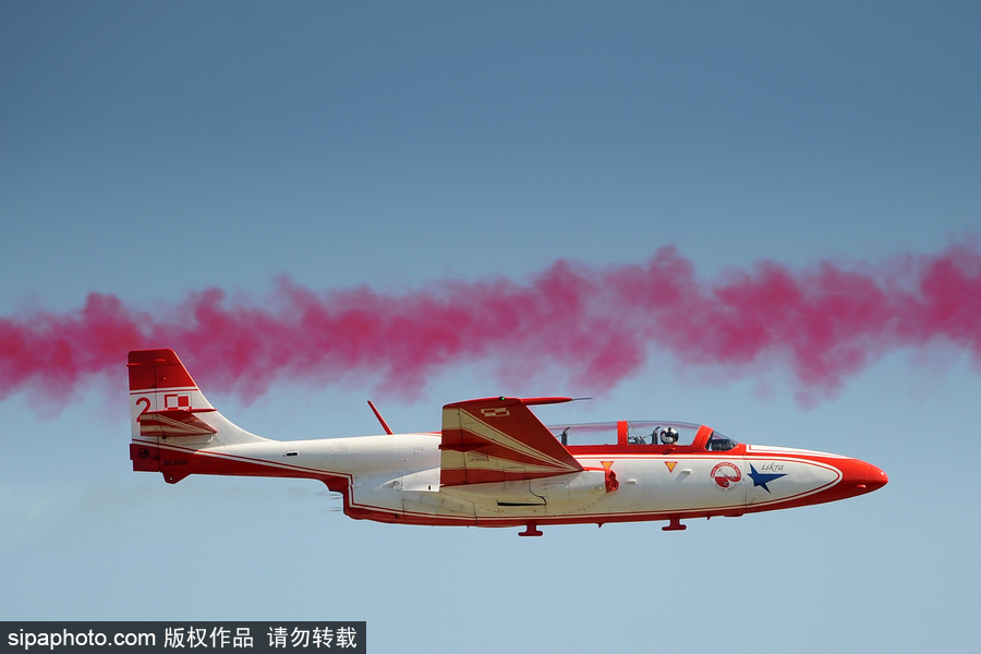 直擊捷克空軍飛行隊精彩飛行表演 整齊劃一翱翔藍天場面壯觀