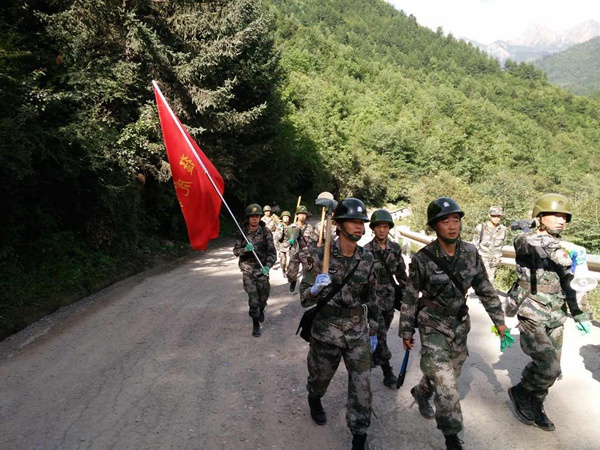 第77集團(tuán)軍“猛虎旅”官兵徒步進(jìn)村入戶(hù)排查搜救