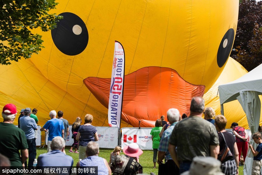 世界最大充氣大黃鴨加拿大碉堡島展出 游客爭相拍照留念