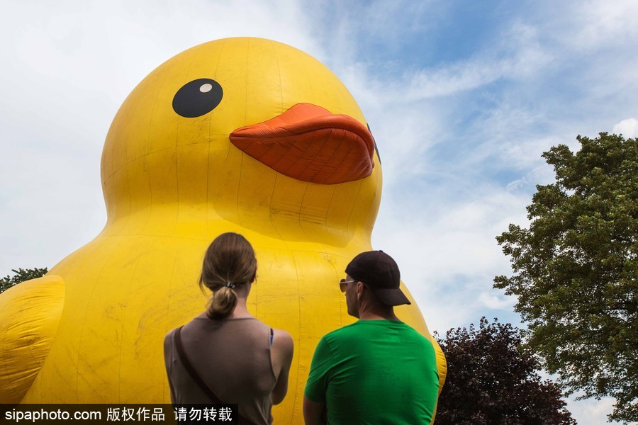 世界最大充氣大黃鴨加拿大碉堡島展出 游客爭相拍照留念