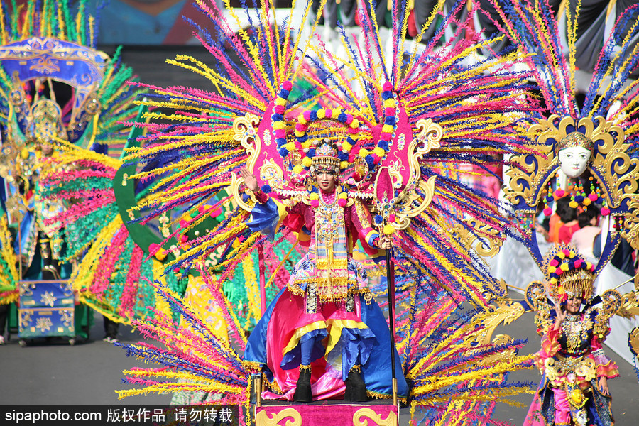 超絢麗多彩 印尼吉勃街頭狂歡節(jié)精彩上演