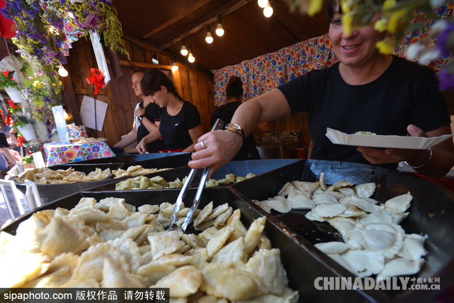 原來(lái)外國(guó)人也吃餃子 波蘭“餃子節(jié)”民眾大享美食