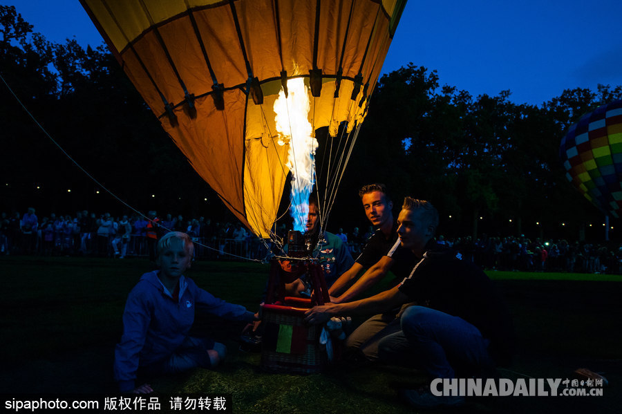 藍(lán)天下的飛行浪漫！荷蘭巴訥費(fèi)爾德熱氣球節(jié)開幕