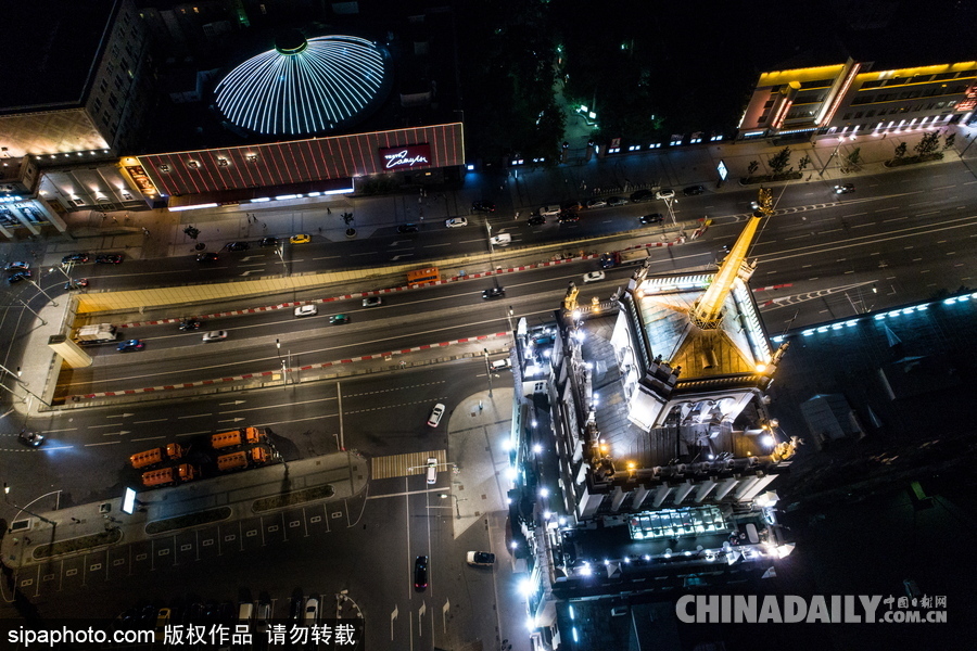 俄羅斯莫斯科城市夜景 燈光通明街頭車輛川流不息