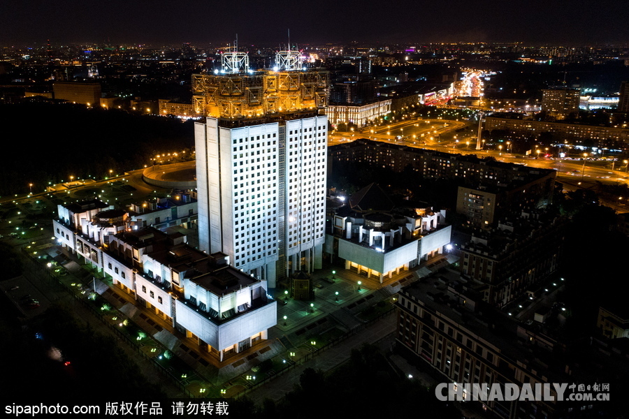 俄羅斯莫斯科城市夜景 燈光通明街頭車(chē)輛川流不息