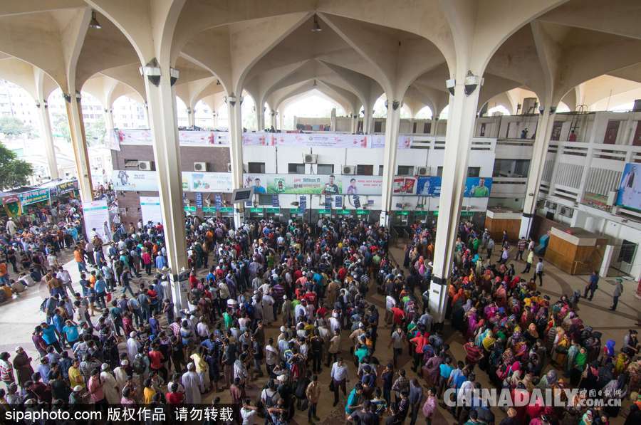 宰牲節(jié)即將到來 孟加拉國“火車大軍”購票場面不輸中國春運