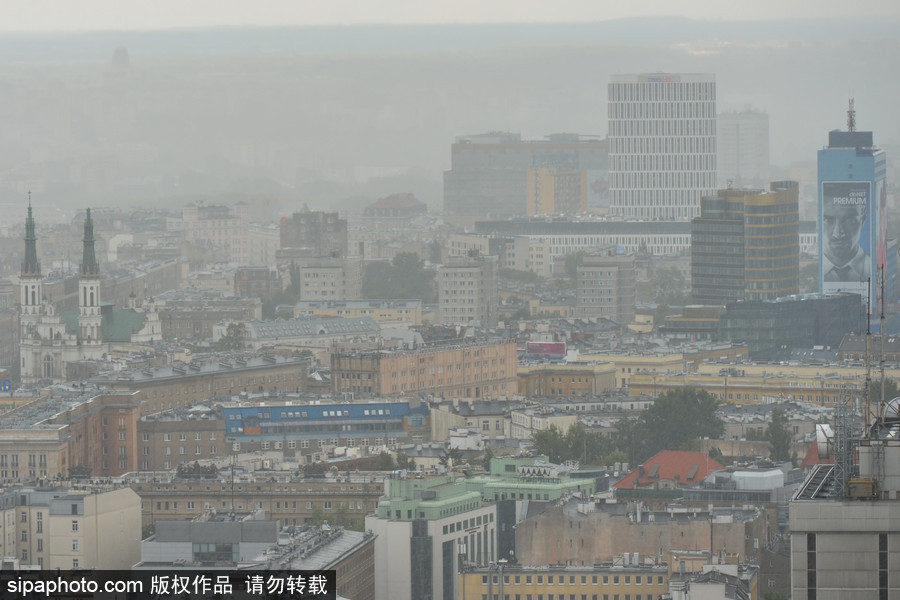 風暴襲擊波蘭首都華沙 城市上空黃沙蔽日