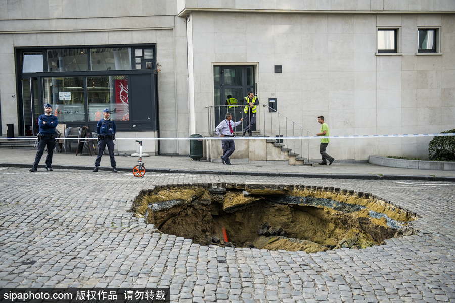 比利時布魯塞爾中央車站路面塌陷 驚現(xiàn)巨坑