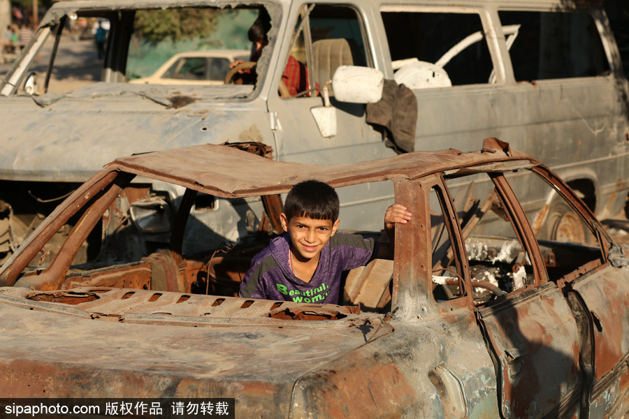 不一樣的加沙童年 廢棄生銹汽車(chē)變身兒童“玩伴”