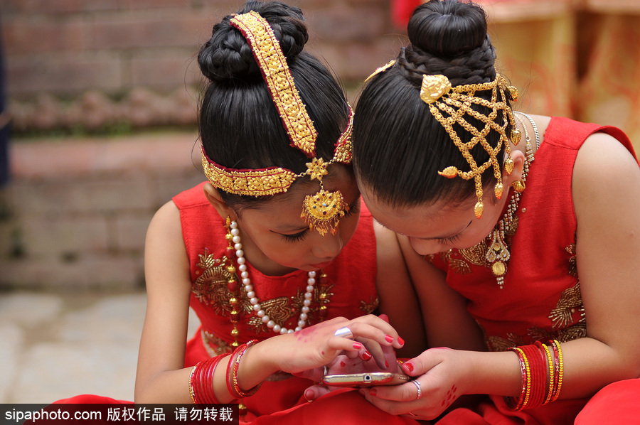 尼泊爾百名女孩精心裝扮化身“活女神” 慶祝庫瑪麗崇拜節(jié)