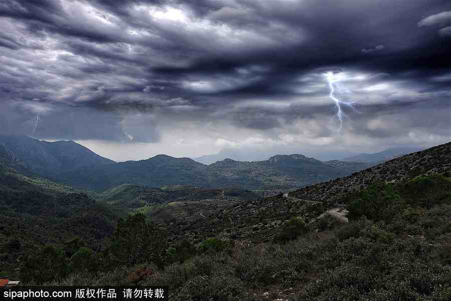 超現(xiàn)實(shí)魔幻大片 西班牙山谷雷電場(chǎng)景震撼