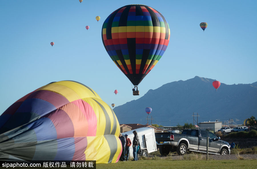 阿布奎基國(guó)際熱氣球節(jié)持續(xù)進(jìn)行中 色彩斑斕點(diǎn)綴天空