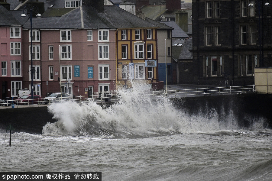 英國(guó)阿伯里斯特威斯遭大風(fēng)天氣 海邊巨浪拍岸場(chǎng)面壯觀